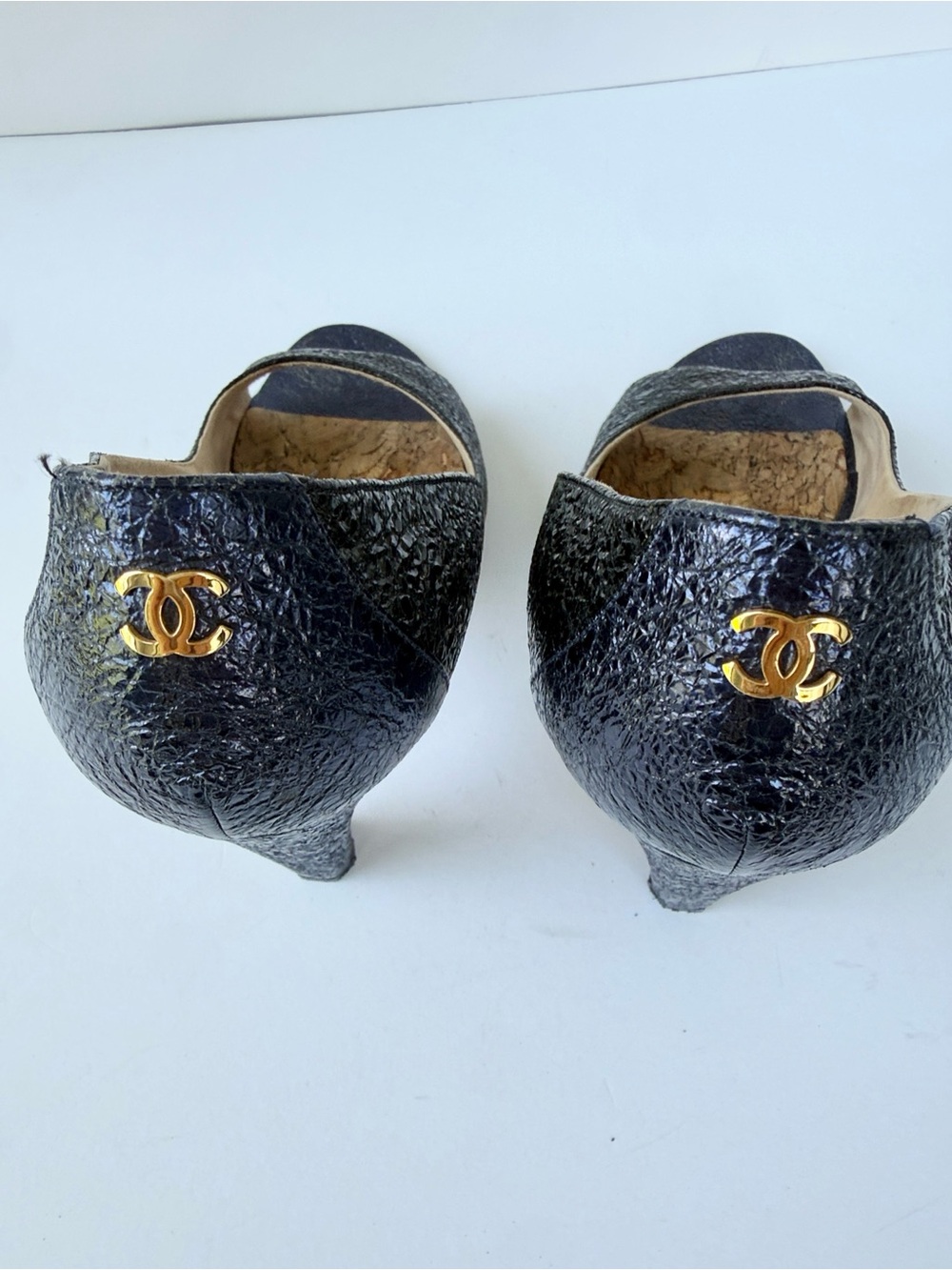 CHANEL Metallic Navy & Black Textured Peep-Toe Pumps Interlocking Gold CC Size 8 - Picture 7 of 14